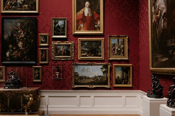 Comment les musées peuvent-ils organiser des expositions interactives sur l'histoire de la science?