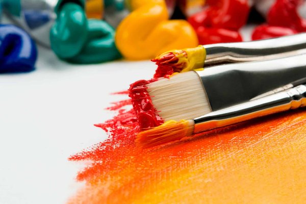 Comment les techniques de peinture murale peuvent-elles être adaptées pour des projets en milieu scolaire ?